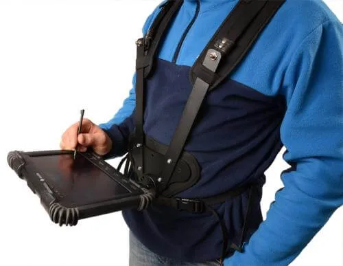 Person som använder en tablet monterat på tactile bärsele.