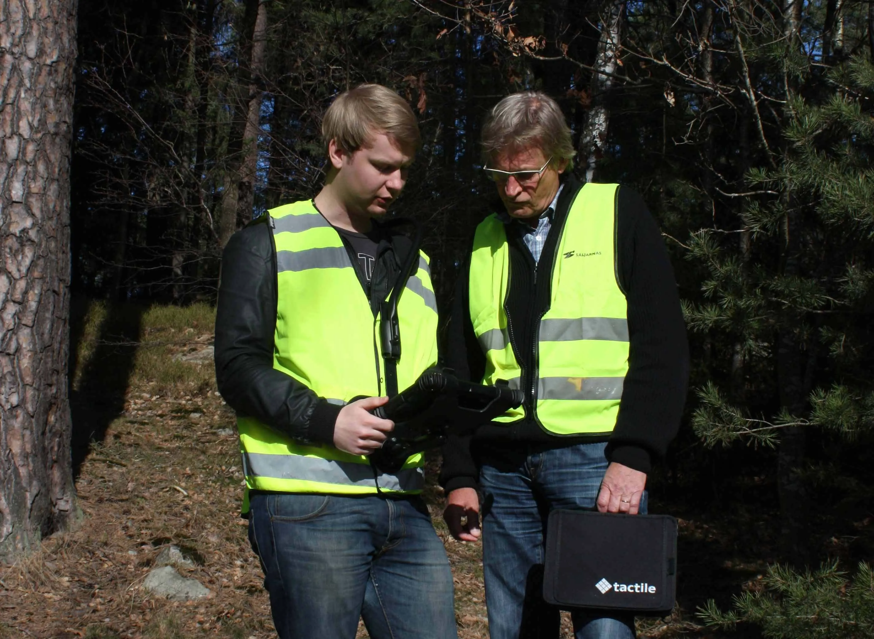 Personer som demonstrerar tactile carrying hook och tactile carrying bag